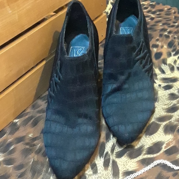 Beautiful Victoria Spencer Booties - Picture 3 of 8